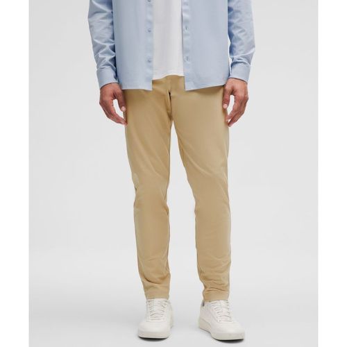 – ABC Chinohose im Slim Fit Warpstreme für Männer – 71 cm – Khaki – Größe 30 - lululemon - Modalova