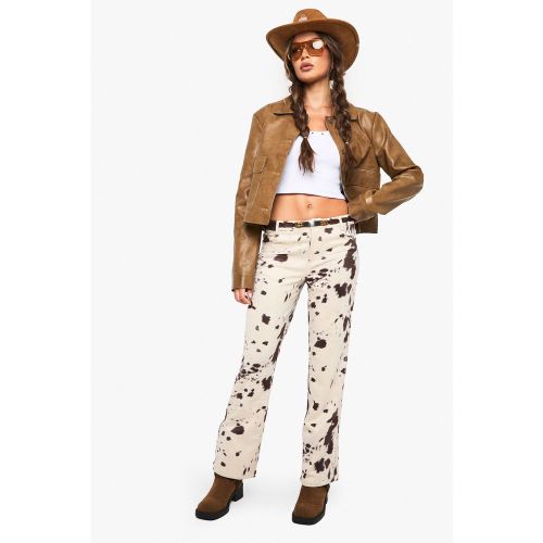 Pantaloni a zampa in scamosciato sintetico con stampa effetto pelle di mucca - boohoo - Modalova