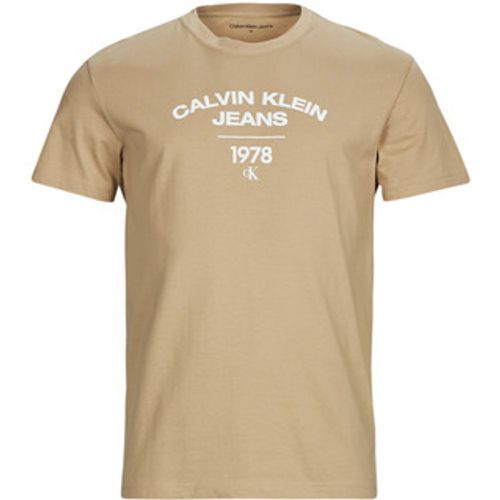 T-Shirt VARSITY CURVE LOGO T-SHIRT - Calvin Klein Jeans - Modalova