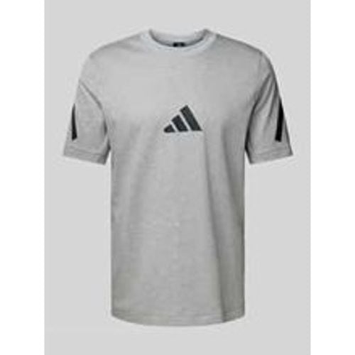 T-Shirt mit Label-Print - adidas Sportswear - Modalova