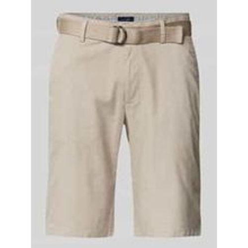 Regular Fit Shorts mit Gürtel - christian berg - Modalova