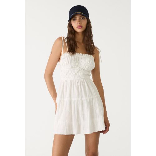 Robe courte ballon smockée Écru XS - Stradivarius - Modalova