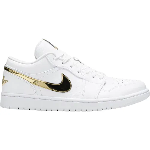 Limited Edition Metallic Gold Low-Top , male, Sizes: 9 UK, 6 1/2 UK, 2 UK, 7 UK, 4 1/2 UK, 4 UK, 10 1/2 UK, 6 UK, 3 1/2 UK, 8 1/2 UK, 10 UK, 5 UK, 2 1 - Nike - Modalova