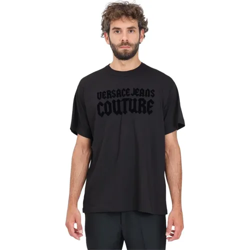 Gothic Logo Velvet Trim Short Sleeve Tee , Herren, Größe: M - Versace Jeans Couture - Modalova