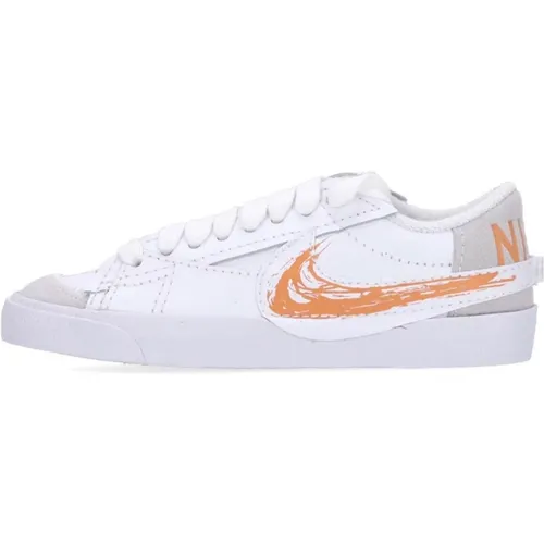 Sneakers, male, , Size: 3 1/2 US Jumbo /Orange Low-Top Sneaker - Nike - Modalova