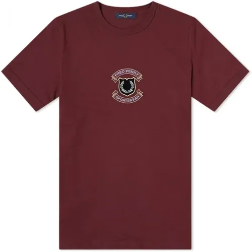 T-Shirts, male, , Size: M Embroidered Shield Tee in Mahogany - Fred Perry - Modalova