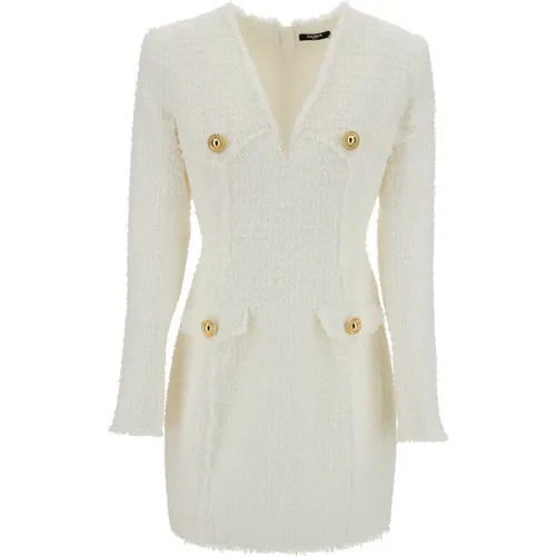 Weiße Tweedjacke mit Juwelenknöpfen,Weiße Tweed V-Ausschnitt Kleid mit Fransenkanten - Balmain - Modalova