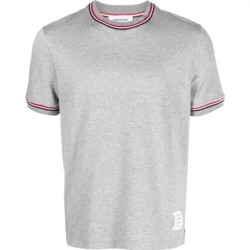 Graues T-Shirt mit Logo-Patch und Streifen - Thom Browne - Modalova