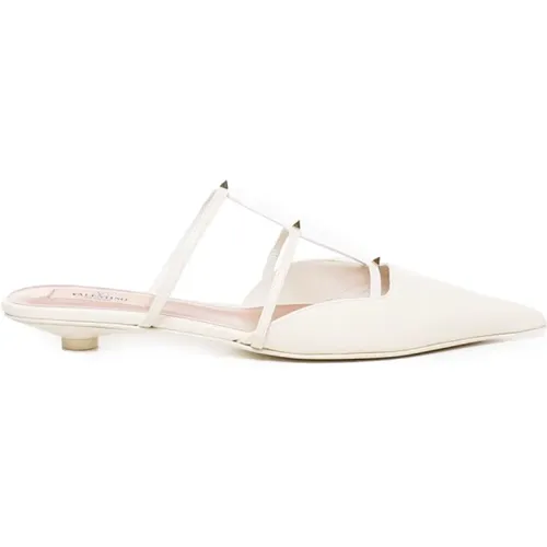 Weiße Sandalen für Frauen,Weiße Sandalen,Goldfarbene Rockstud Käfig Flache Schuhe - Valentino Garavani - Modalova