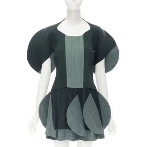 Pre-owned Polyester dresses - Issey Miyake Pre-owned - Modalova