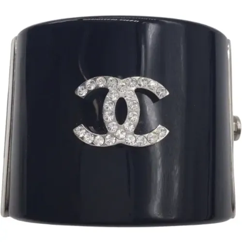 Pre-owned Jewellery, female, , Size: ONE SIZE Metal CC Rhinestone Cuff Bracelet - Chanel Vintage - Modalova