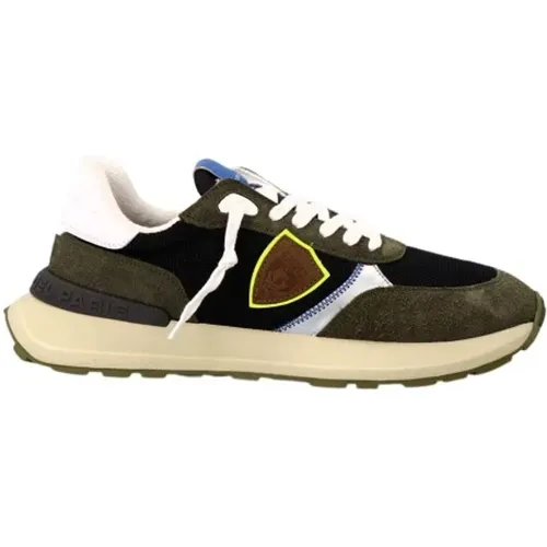 Sneakers, male, , Size: 9 US Sneakers with Green Logo Patch - Philippe Model - Modalova