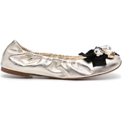 Goldene flache Schuhe mit Edelsteinverzierung - Casadei - Modalova