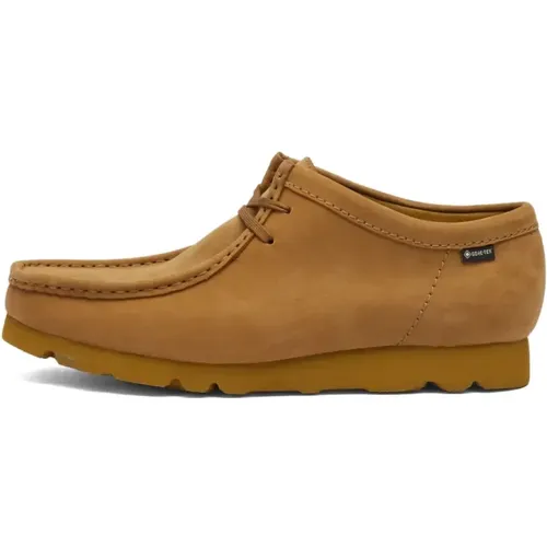 Gore-Tex Wallabee Oakmoss Nubuk Schuhe , Herren, Größe: 41 EU - Clarks - Modalova