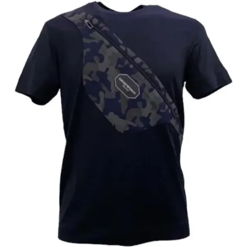 Navyblaues T-Shirt mit kurzen Ärmeln, Camouflage-Tasche und Reißverschluss - Emporio Armani - Modalova