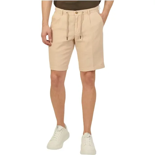 Shorts with Front Pleats , male, Sizes: L, M, XL - Bugatti - Modalova