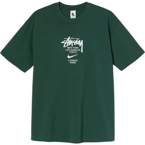 Limitierte Auflage Stussy International T-Shirt Grün , Herren, Größe: 2XL - Nike - Modalova