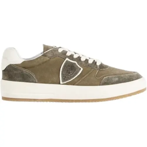 Khaki Grüne Sneakers mit Perforierter Spitze , Herren, Größe: 40 EU - Philippe Model - Modalova