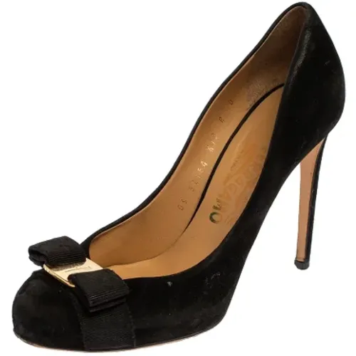 Pre-owned Pumps, female, , Size: 8 1/2 US Pre-owned Suede heels - Salvatore Ferragamo Pre-owned - Modalova