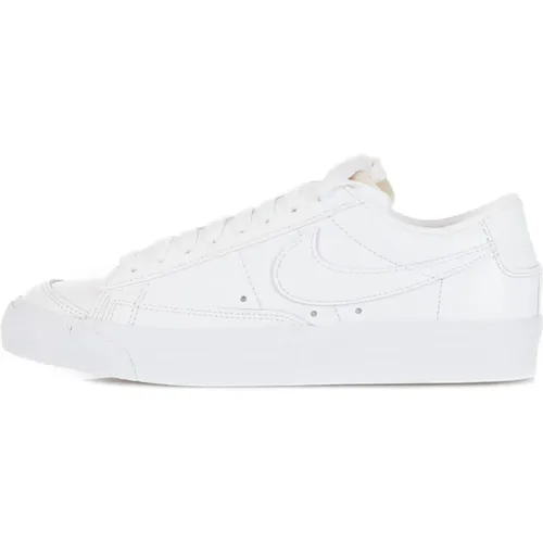 Sneakers, female, , Size: 7 1/2 US Low Blazer 77 Women's Sneakers - Nike - Modalova