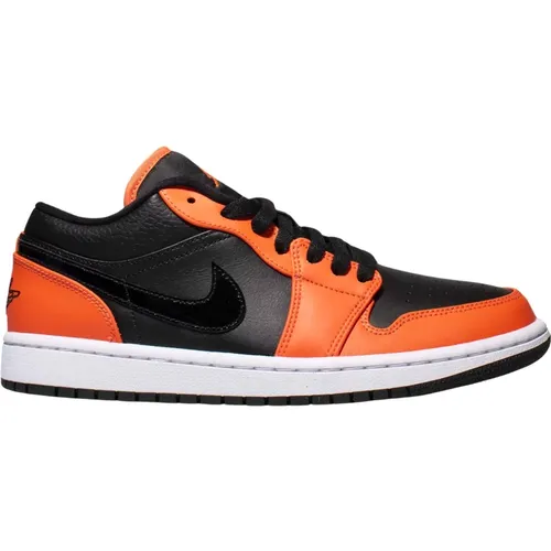 Turf Orange Low SE Sneakers , male, Sizes: 6 UK, 7 UK, 13 1/2 UK, 9 UK, 10 UK, 11 1/2 UK, 8 1/2 UK, 10 1/2 UK, 11 UK - Nike - Modalova