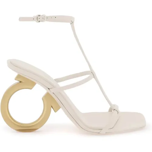 Elina Wildledersandalen mit goldfarbenem Gancini-Absatz - Salvatore Ferragamo - Modalova