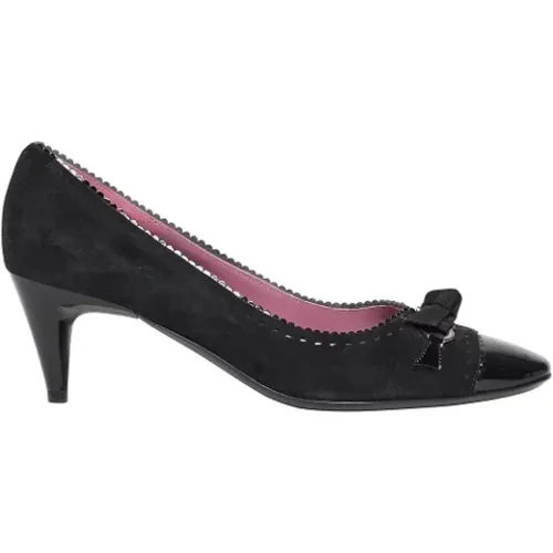 Pre-owned Pumps, female, , Size: 7 1/2 US Pre-owned Suede heels - Salvatore Ferragamo Pre-owned - Modalova