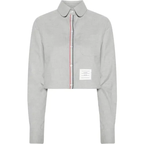 Graues Cropped Shirt mit Logo Patch - Thom Browne - Modalova