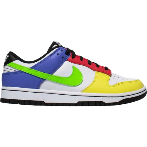 Green Strike Limited Edition Sneakers , male, Sizes: 4 1/2 UK, 8 1/2 UK, 2 UK, 4 UK, 10 UK, 2 1/2 UK, 9 UK, 7 UK, 6 1/2 UK, 8 UK, 6 UK, 10 1/2 UK, 5 U - Nike - Modalova