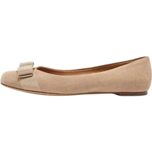 Pre-owned Flats, female, , Size: 5 1/2 US Pre-owned Suede flats - Salvatore Ferragamo Pre-owned - Modalova