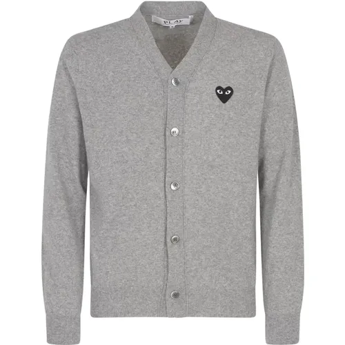 Grauer Pullover mit Goldemblem - Comme des Garçons Play - Modalova