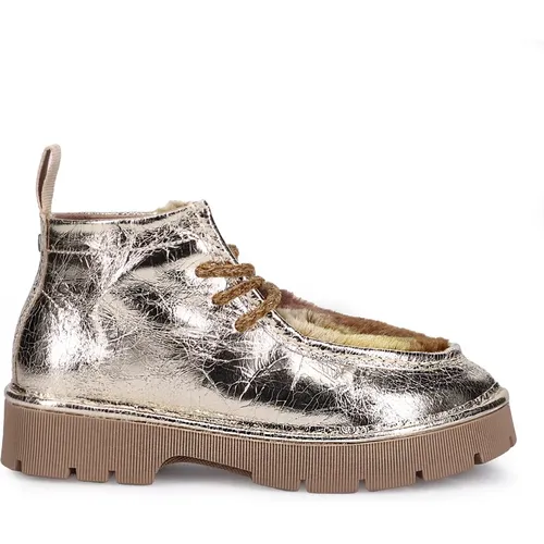 Goldene flache Schuhe mit rissigem Platinleder - Panchic - Modalova
