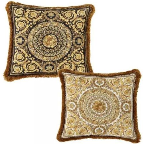 Heimtextilien - Gold, Black And White Pillow In Silk And Synthetic - für Damen - Versace - Modalova