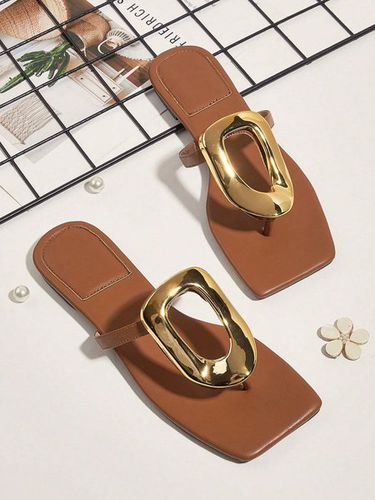 Hollow Out Metal Decor Square Toe Thong Sandals - Modetalente - Modalova