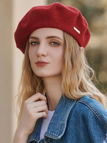 Casual Metal Decor Beret - Just Fashion Now - Modalova