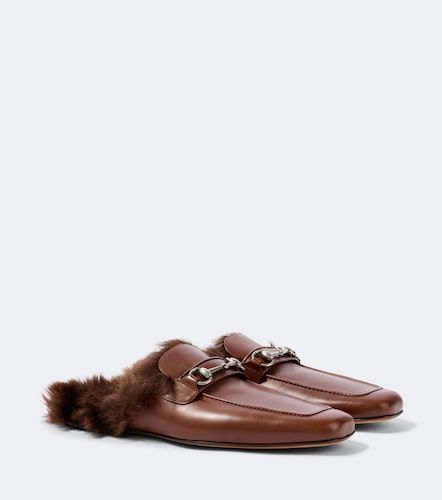 Mules de piel con borrego y Horsebit - Gucci - Modalova