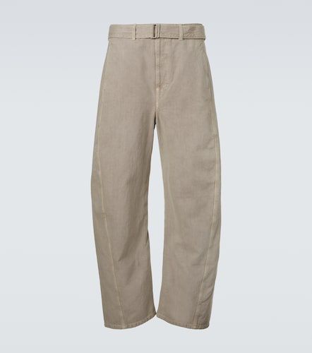 Pantalones Twisted de sarga de algodón con cinturón - Lemaire - Modalova