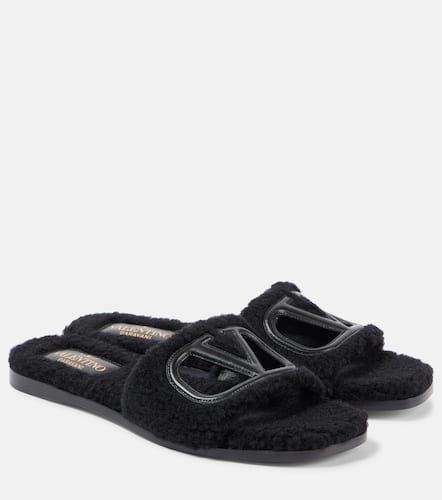 Pantoletten VLogo Signature aus Faux Shearling - Valentino Garavani - Modalova