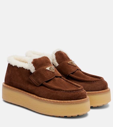 Mocassini in suede con shearling - Prada - Modalova