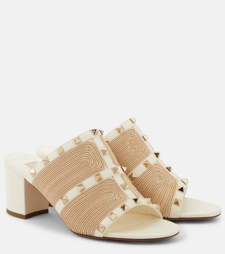 Rockstud raffia-trimmed leather mules - Valentino Garavani - Modalova