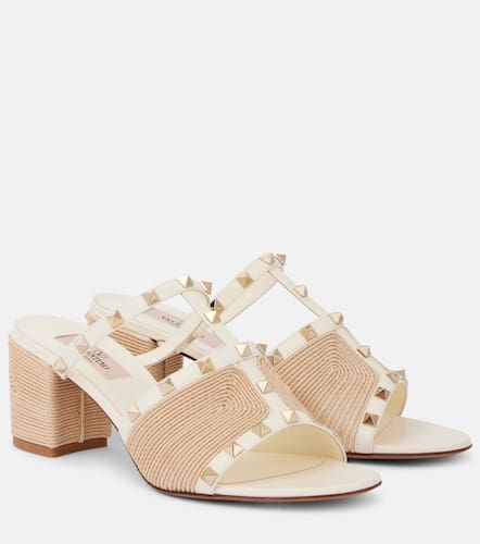 Mules Rockstud in pelle e rafia - Valentino Garavani - Modalova