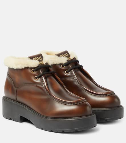 Shearling-trimmed leather ankle boots - Miu Miu - Modalova