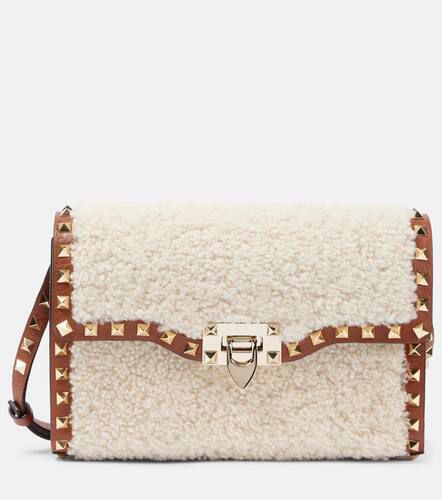 Borsa a tracolla Rockstud Small im shearling - Valentino Garavani - Modalova