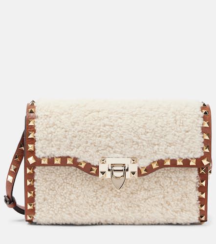 Rockstud Small shearling shoulder bag - Valentino Garavani - Modalova