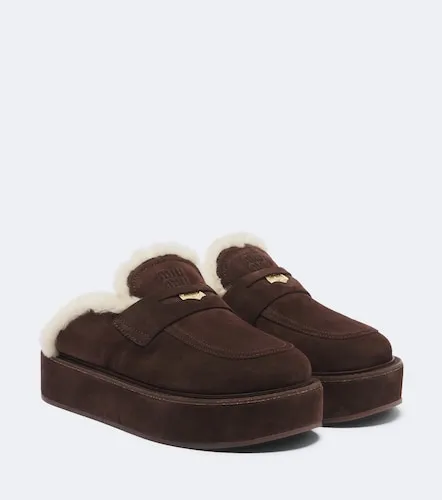 Mules con plataforma de ante con borrego - Miu Miu - Modalova