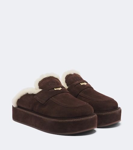 Mules con plataforma de ante con borrego - Miu Miu - Modalova
