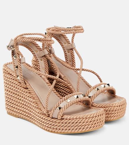 Sandalias con cuña Rockstud - Valentino Garavani - Modalova