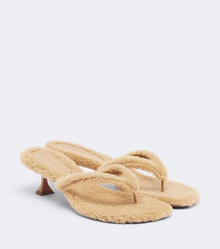 Sandali infradito Juliette in shearling - Amina Muaddi - Modalova