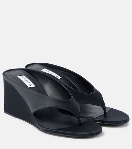 AlaÃ¯a Cube 75 satin wedge thong sandals - Alaia - Modalova