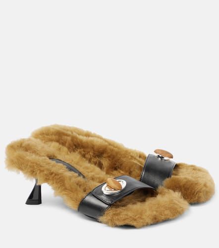 Turnlock shearling-trimmed mules - Christopher Esber - Modalova